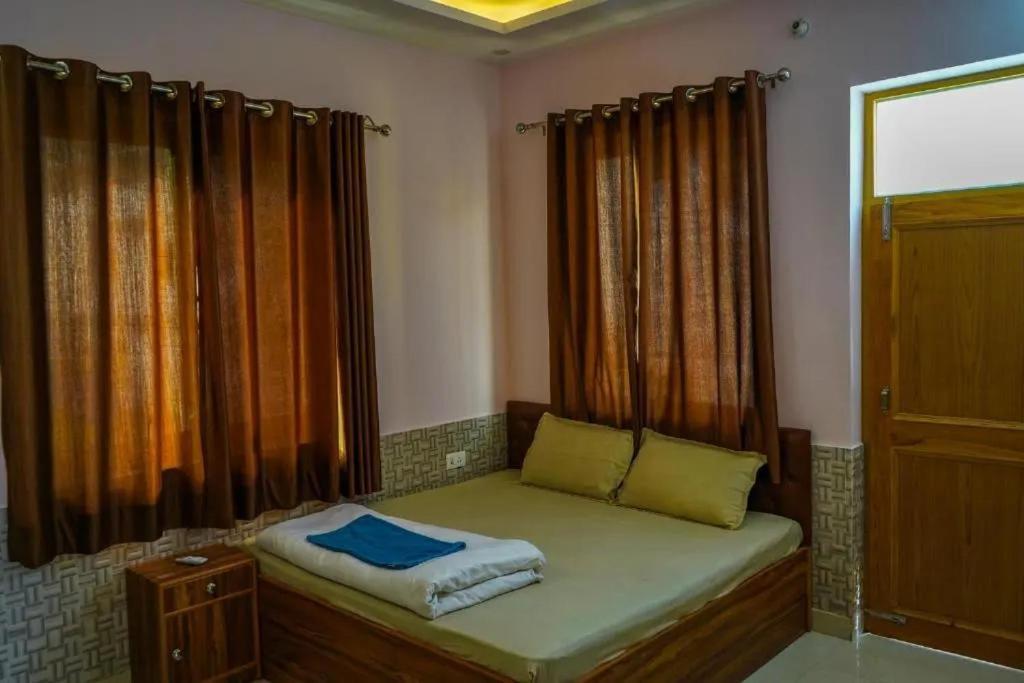 Shanti Hostel And Garden Cafe Rishīkesh Buitenkant foto