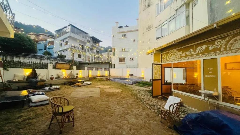 Shanti Hostel And Garden Cafe Rishīkesh Buitenkant foto